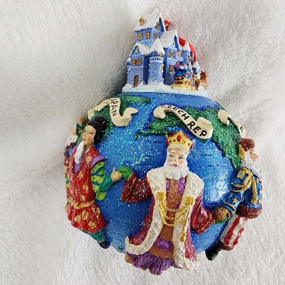 2002 Christopher Radko Santa's Around the World Handmade Ornament - Picture 5 of 7